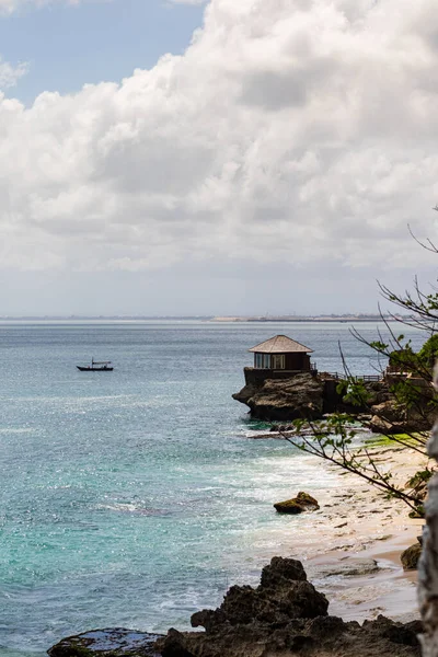 Hermoso paisaje costero con una cabaña de madera encaramada en el mar — Foto de Stock