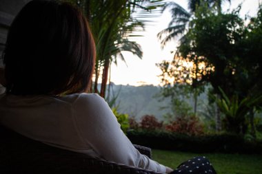 Genç ve güzel bir kadın sabahları çay içiyor ve dinleniyor.