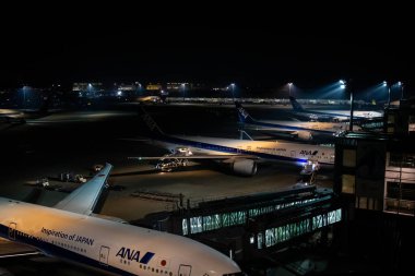Tokyo, Japonya - 26 5 2018: Gece kalkmayı beklerken yolcu yükleyen uçak