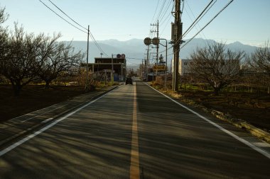 Yamanashi, Japonya - 312019: Yamanashi, Japonya 'da bir kırsal yol
