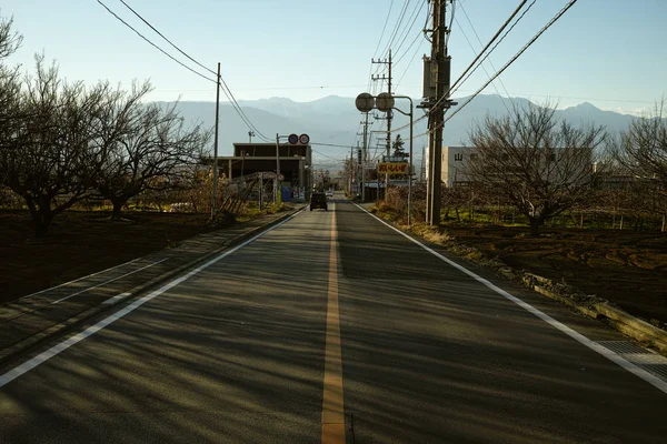 Yamanashi, japan - 3 1 2019: eine ländliche straße in yamanashi, japan — Stockfoto