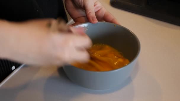 Una ama de casa batiendo un huevo en cámara lenta — Vídeos de Stock
