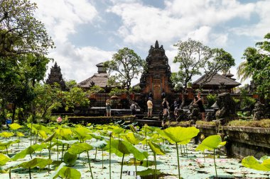 Ubud, Endonezya - 28 5 2019: Ubud Endonezya 'daki Saraswati Tapınağı
