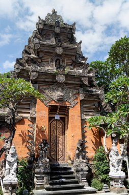 Ubud, Endonezya - 28 5 2019: Endonezya 'da bir Bali tapınağının dış girişi