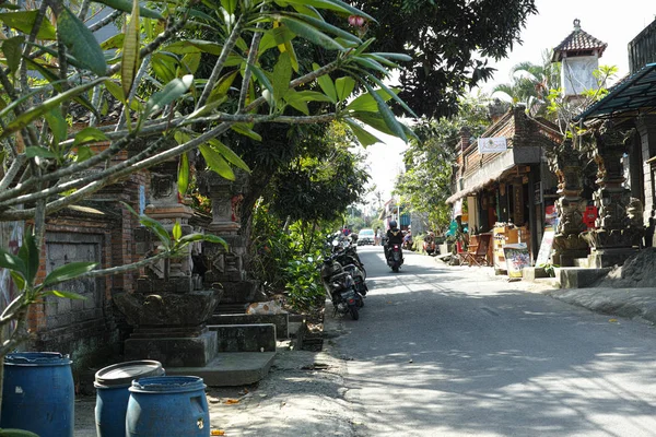 Ubud, Indonesië - 28 5 2019: Drukke Balinese straten in Indonesië — Stockfoto