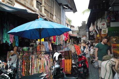 Ubud, Endonezya - 28 5 2019: Endonezya 'nın Bali kentindeki Ubuds pazarında pazar tezgahları