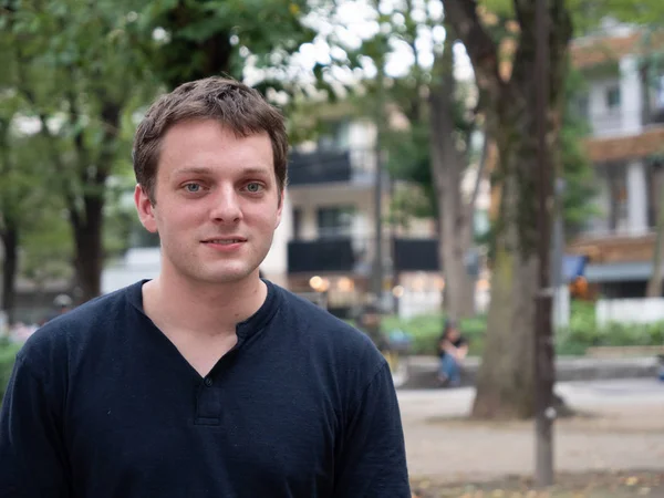 Parkta mutlu genç bir Amerikalı.