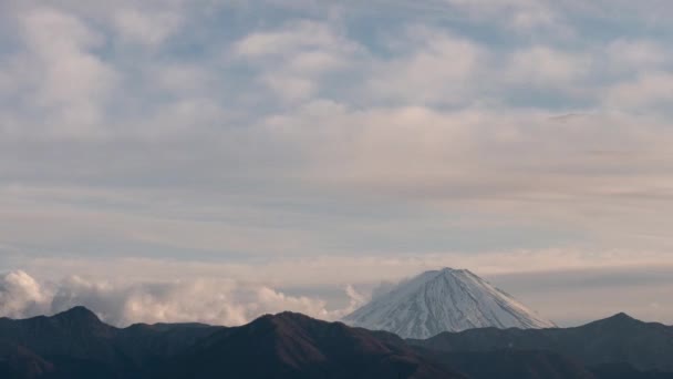 A timelapse of clouds building up over the peak of Mt. Fuji in the evening — Stock Video