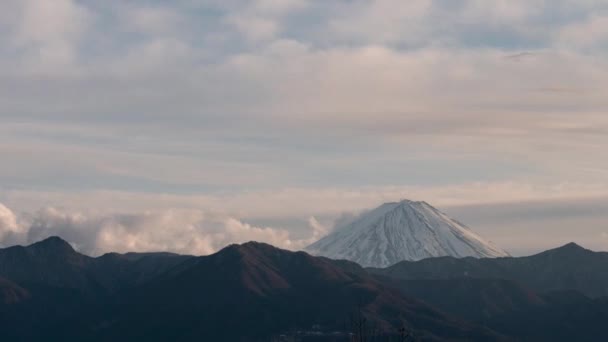 Een tijdspanne van wolken die zich opstapelen over de top van de Mt. Fuji in de avond — Stockvideo