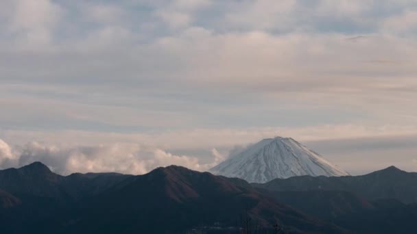 A timelapse of clouds building up over the peak of Mt. Fuji in the evening — Stock Video