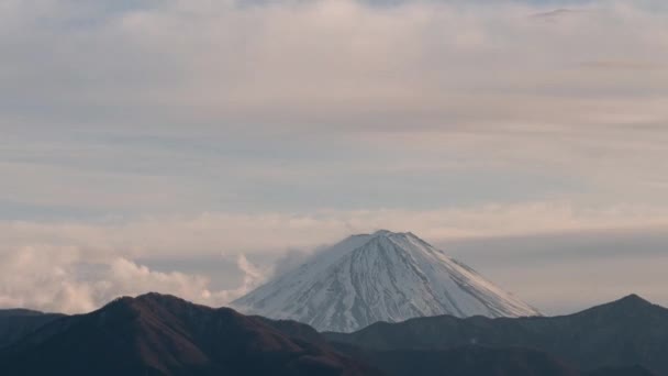 Timelapse chmur narastających nad szczytem Mt. Fuji wieczorem — Wideo stockowe