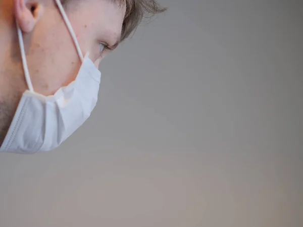 Maske takan hasta bir genç adam.