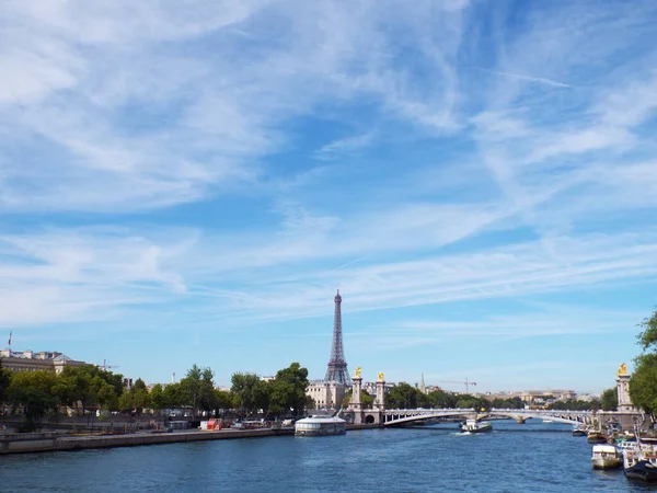 パリのスカイラインの上に立つエッフェル塔 — ストック写真
