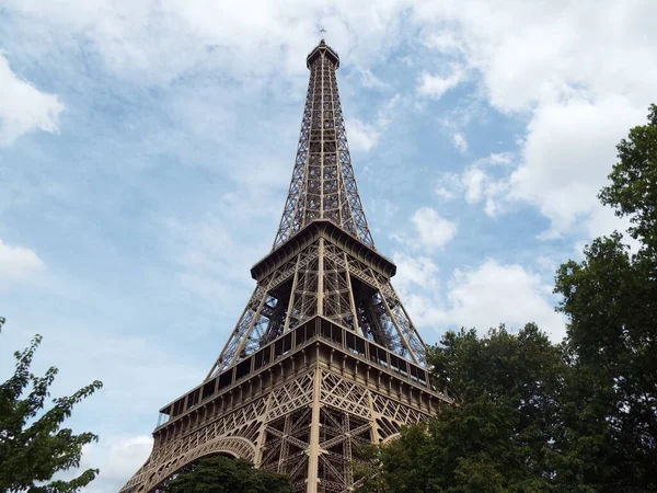 Der Eiffelturm überragt die Skyline von Paris — Stockfoto