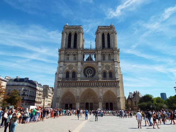 Paris, France - 08 10 2015: Notre Damme in the Summer before the fire — Stock Photo, Image