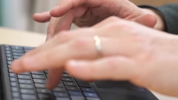 Een close-up van een mans handen typen op een toetsenbord — Stockvideo