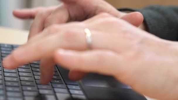 Un primer plano de las manos de un hombre escribiendo en un teclado — Vídeos de Stock