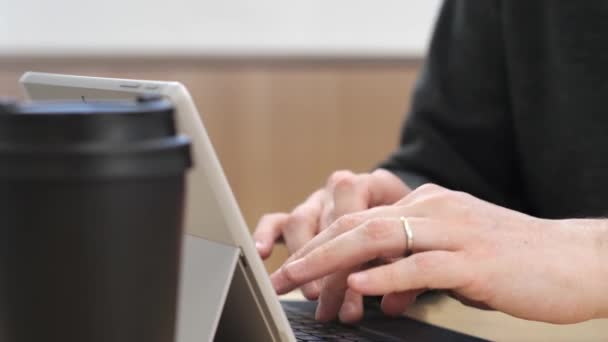 Ein Geschäftsmann arbeitet im Büro an seinem Laptop — Stockvideo