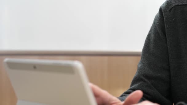 Een man die op kantoor aan zijn laptop werkt. — Stockvideo