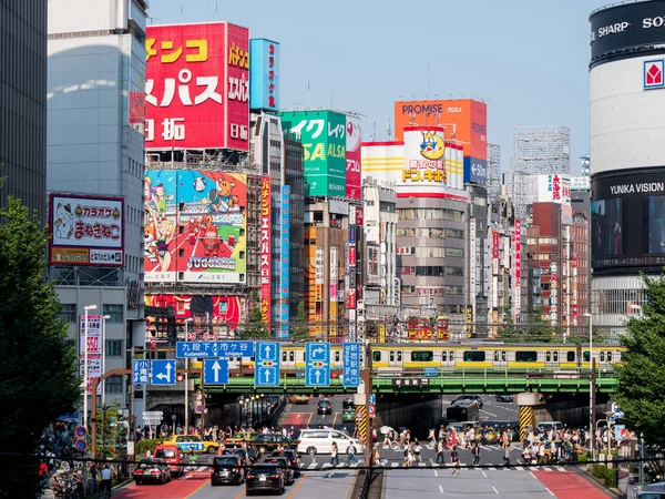 Shinjuku, Giappone - 30 8 19: Una vista su Shinjuku dal lato ovest, scattata durante il giorno — Foto Stock