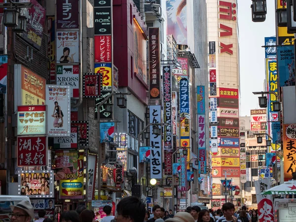 Shinjuku, Japan - 30 8 19: Die Zeichen von Kabukicho während des Tages. — Stockfoto