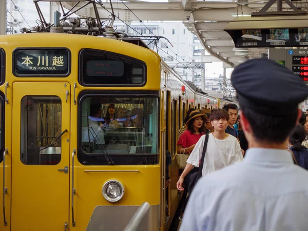 Shinjuku, Japan - 2 9 19: Der Zug der Seibu-Shinjuku-Linie fährt in einen belebten Bahnhof ein — Stockfoto