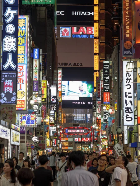 Shinjuku, Japonya - 8919: Kabukicho 'nun neon ışıkları geceleyin yandı