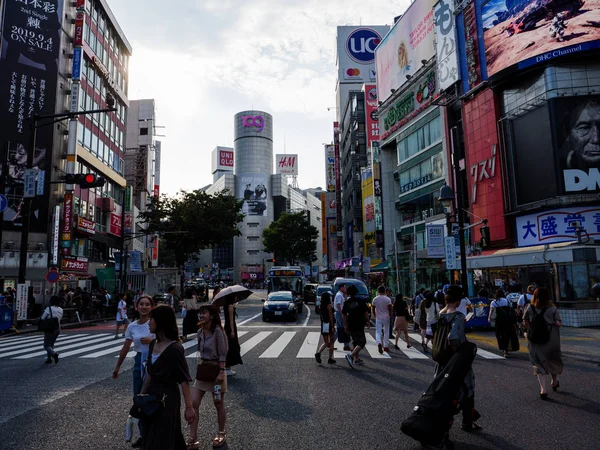 Shibuya, Japan - 23 9 19: In der Menge, die das Shibuya-Gedränge überquert — Stockfoto