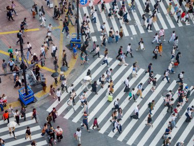 Shibuya, Japonya - 23: 19 Akşamları Shibuya Geçidi 'nden geçen insanlar