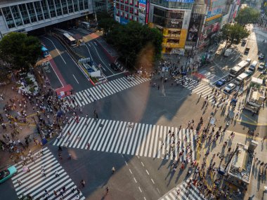 Shibuya, Japonya - 23: 19 Akşamları Shibuya Geçidi 'nden geçen insanlar