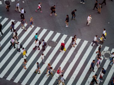 Shibuya, Japonya - 23: 19 Akşamları Shibuya Geçidi 'nden geçen insanlar