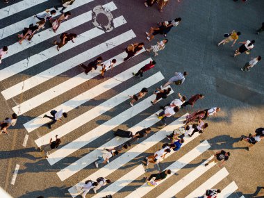Shibuya, Japonya - 23: 19 Akşamları Shibuya Geçidi 'nden geçen insanlar