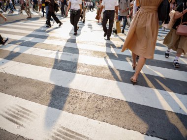Shibuya, Japonya - 23 9 19: Shibuya 'yı geçen kalabalığın arasında