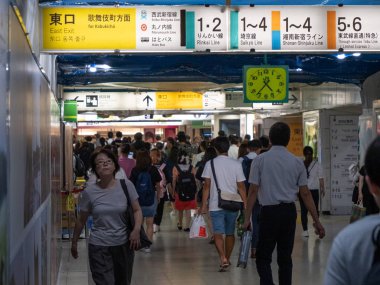 Shinjuku, Japonya - 23: 9 19: Tokyo 'daki meşgul küçük Shinjuku istasyonunda