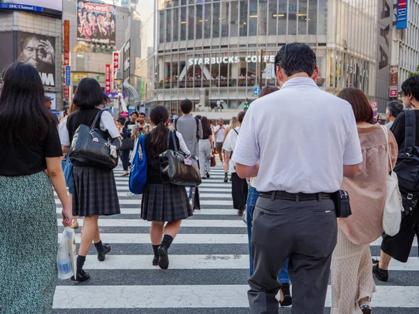 Shibuya, Japonya - 23: 19: Shibuya 'yı geçen kalabalığın içinde bir iş adamı
