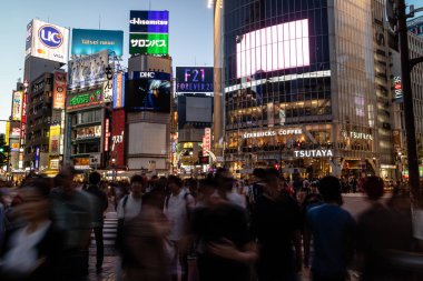 Shibuya, Japonya - 16: 19: Shibuya kalabalık kalabalık ile gece geçişi