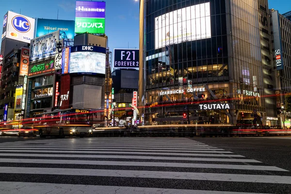 Shibuya, Japan - 16 6 19: Shibuya-Überfahrt in der Nacht mit belebten Menschenmassen — Stockfoto