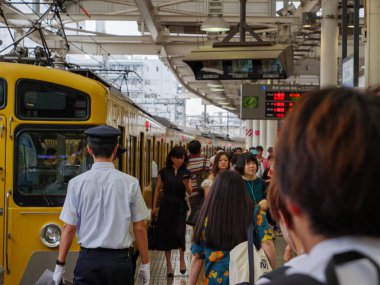 Shinjuku, Japonya - 2919: Seibu-shinjuku treni yoğun bir istasyona yanaşıyor
