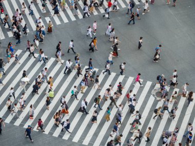 Shibuya, Japonya - 23: 19 Akşamları Shibuya Geçidi 'nden geçen insanlar