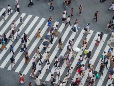 Shibuya, Japonya - 23: 19 Akşamları Shibuya Geçidi 'nden geçen insanlar