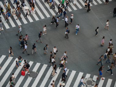 Shibuya, Japonya - 23: 19 Akşamları Shibuya Geçidi 'nden geçen insanlar