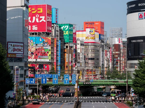 Shinjuku, Japão - 30 8 19: A view into Shinjuku from the West side, taken during the day — Fotografia de Stock