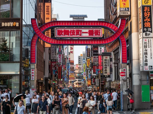 Shinjuku, Japan - 30 8 19: Der Eingang und die Zeichen von Kabukicho am Tag. — Stockfoto