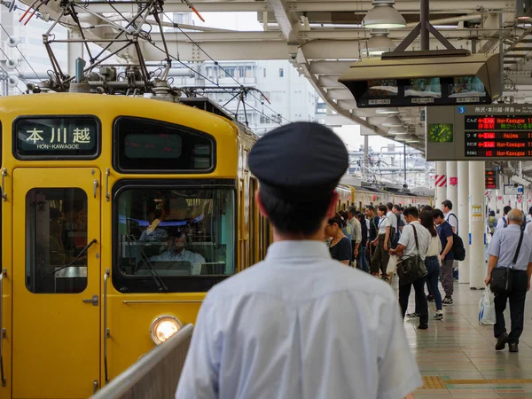 Shinjuku, Japan - 2 9 19: Der Zug der Seibu-Shinjuku-Linie fährt in einen belebten Bahnhof ein — Stockfoto