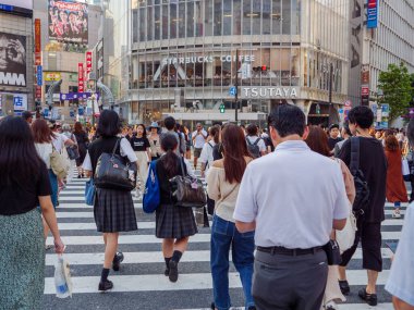 Shibuya, Japonya - 23: 19: Shibuya 'yı geçen kalabalığın içinde bir iş adamı