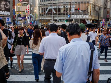 Shibuya, Japonya - 23: 19: Shibuya 'yı geçen kalabalığın içinde bir iş adamı