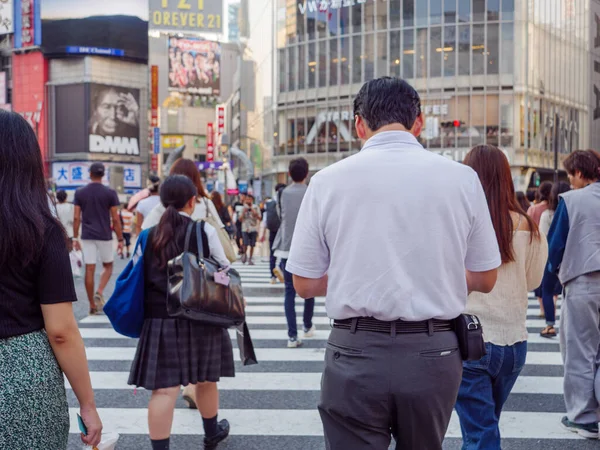 Shibuya, Japonsko - 23 9 19: Podnikatel v davu přecházející Shibuya scramble — Stock fotografie