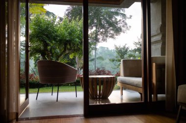 Tropikal bir tatil köyünde lüks bir güverte.