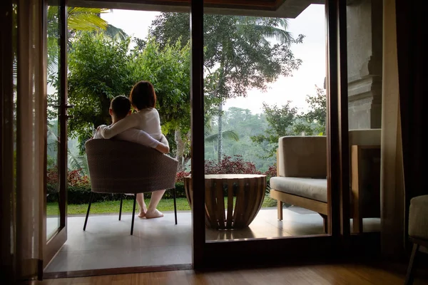 Balaylarında birlikte rahatlayan bir çift.