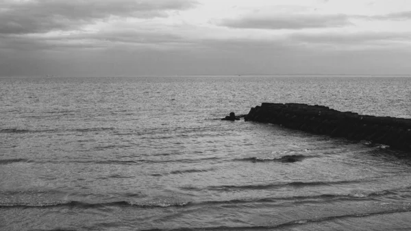 Uno slancio roccioso di terra che si getta in mare — Foto Stock